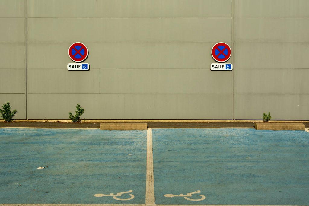 Aide au stationnement ou stationnement manuel