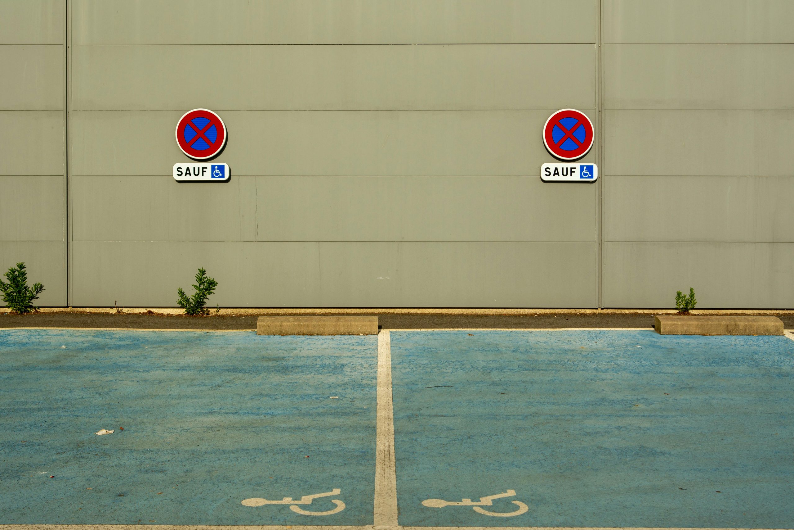 Aide au stationnement ou stationnement manuel