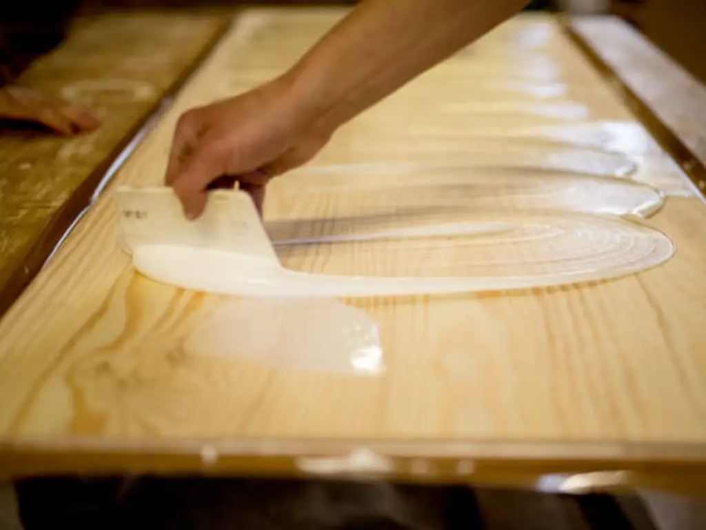 Colle à bois vs vis