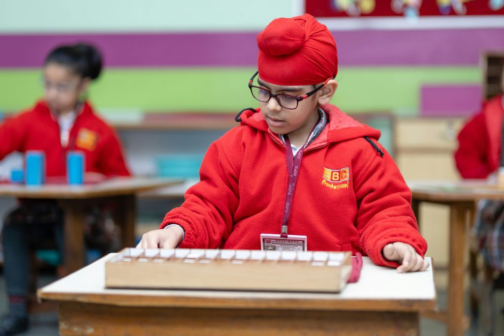 Éducation Montessori ou classique