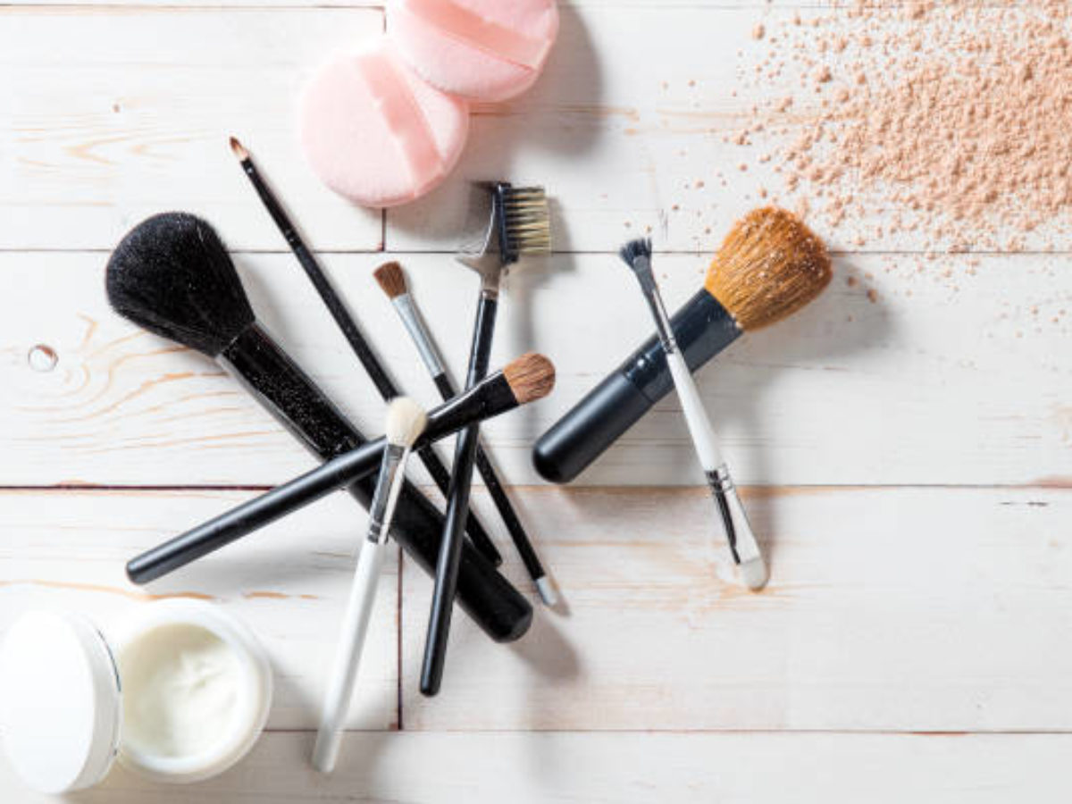 Pinceau maquillage ou éponge maquillage