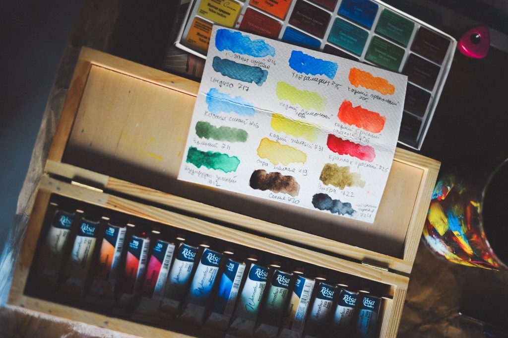 Aquarelle en godets face à aquarelle en tubes