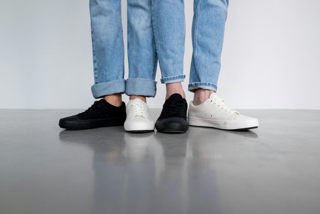 Baskets blanches vs baskets noires