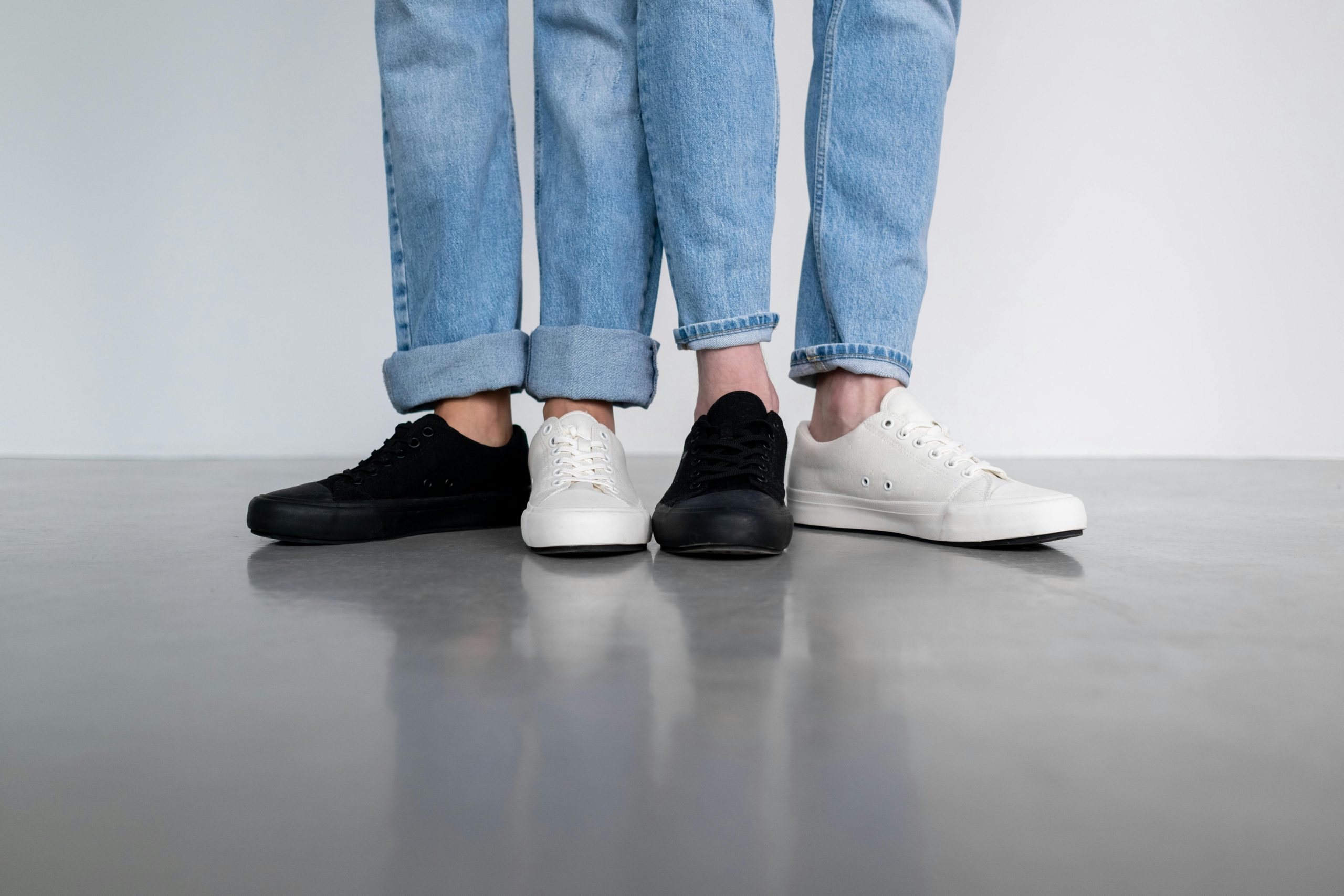 Baskets blanches vs baskets noires