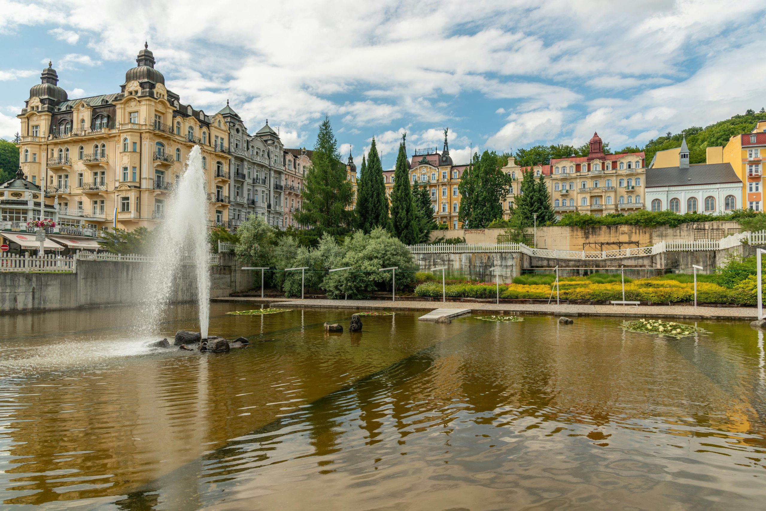 Bassin de jardin face Ă fontaine