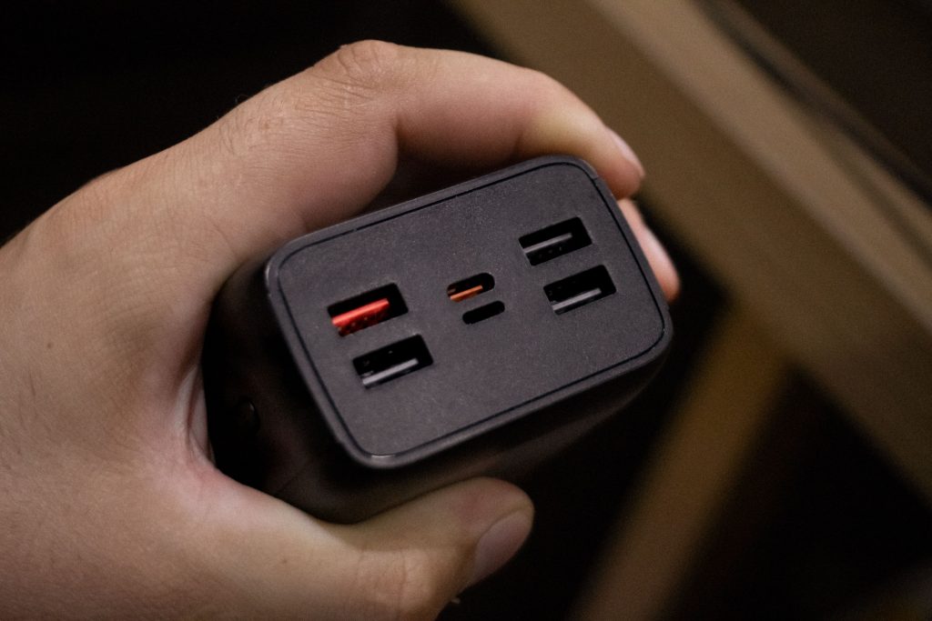 Batterie externe ou chargeur secteur