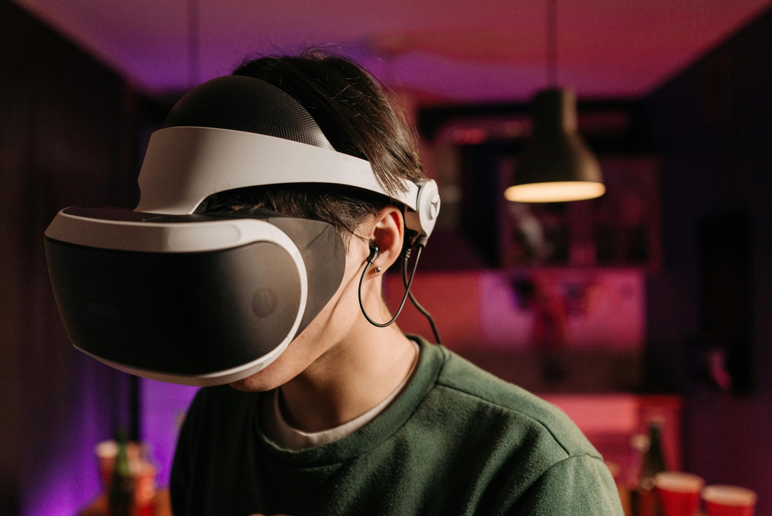 Casque gaming face à enceintes gaming