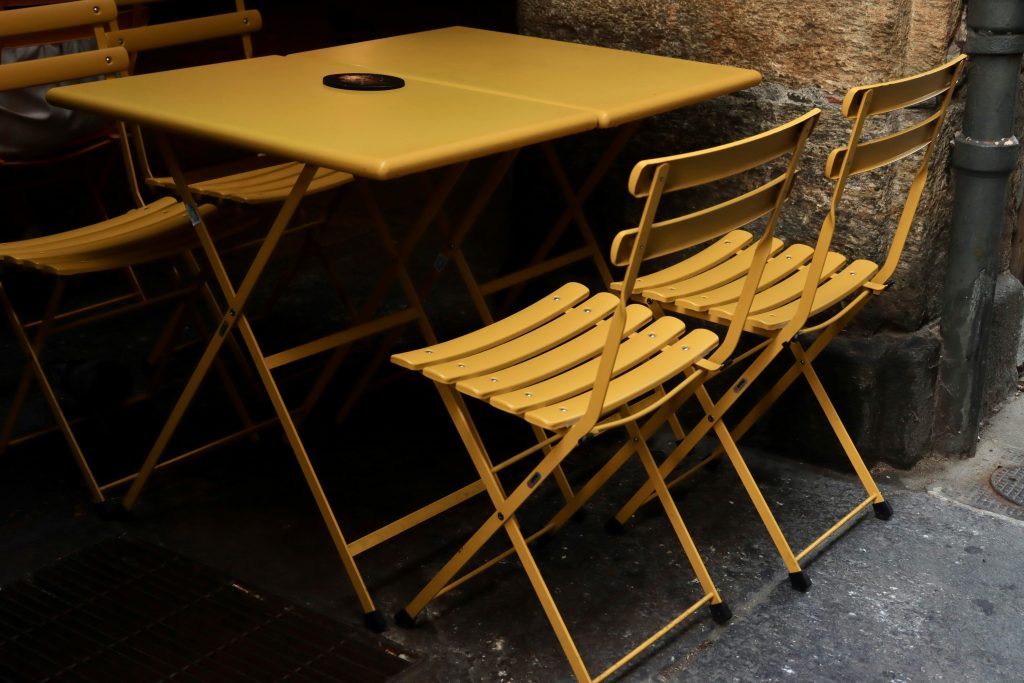 Chaise haute pliable face à chaise haute fixe