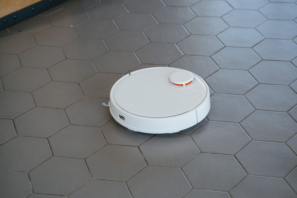 Comparatif aspirateur robot et aspirateur balai