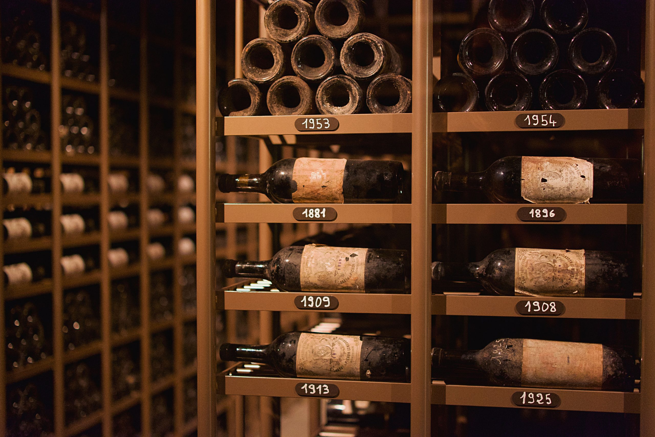 Comparatif cave à vin de vieillissement et de service