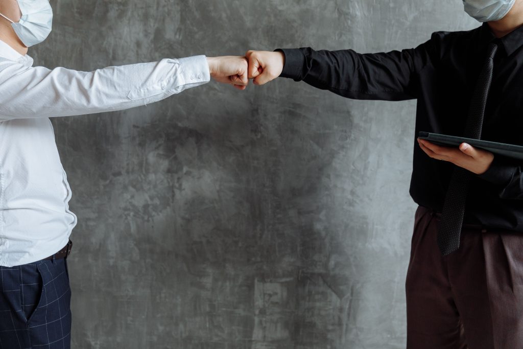Confiance contre méfiance