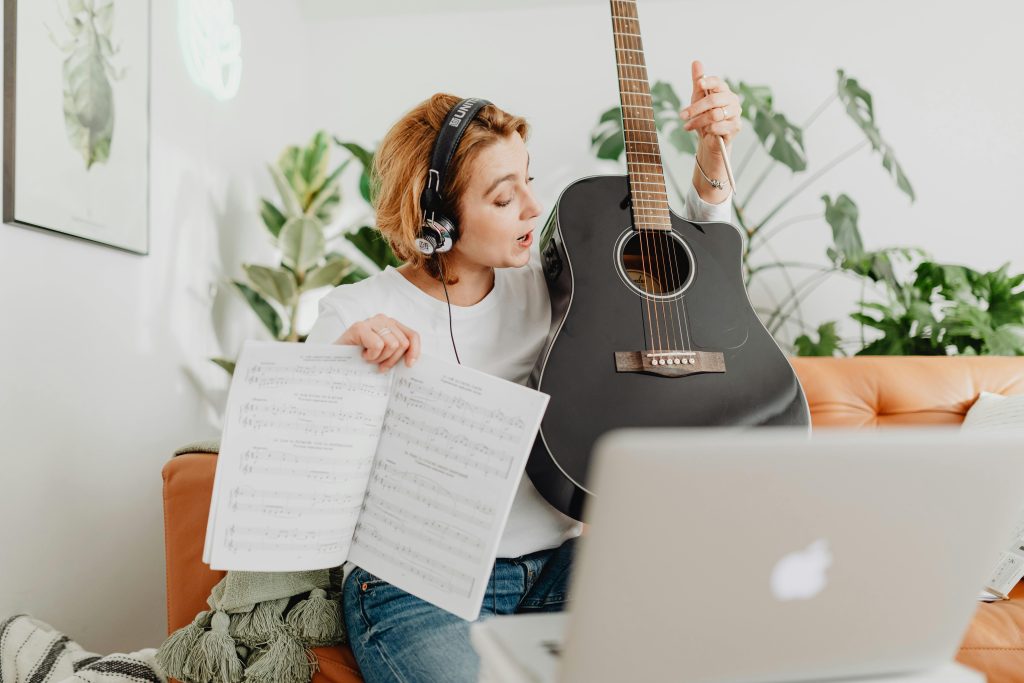 Cours particuliers à domicile vs en ligne
