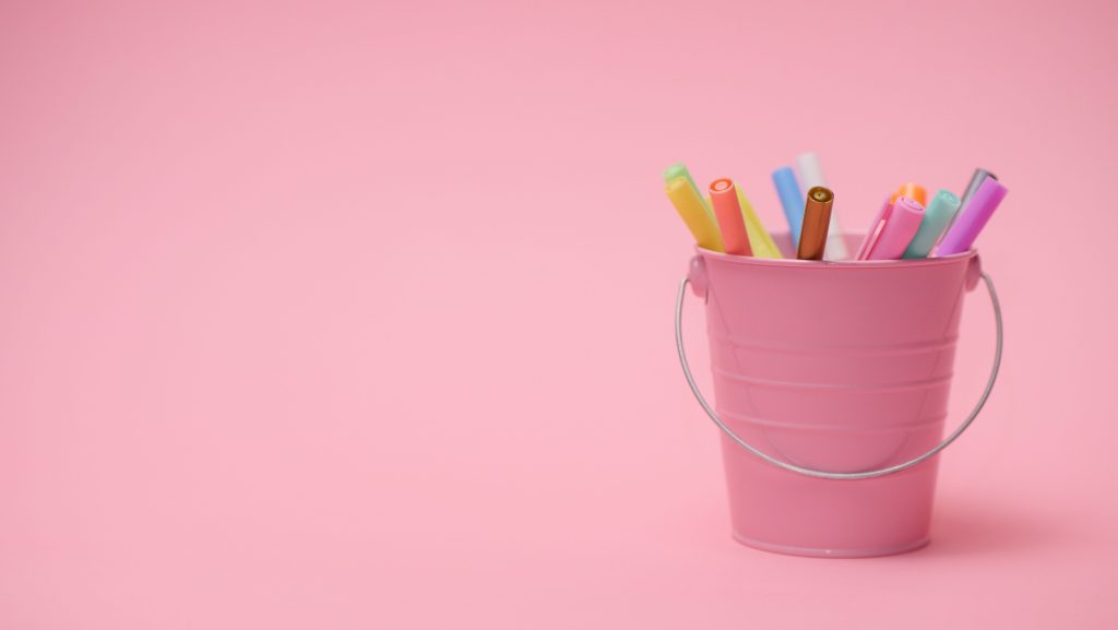Crayons de couleur ou feutres Ă alcool