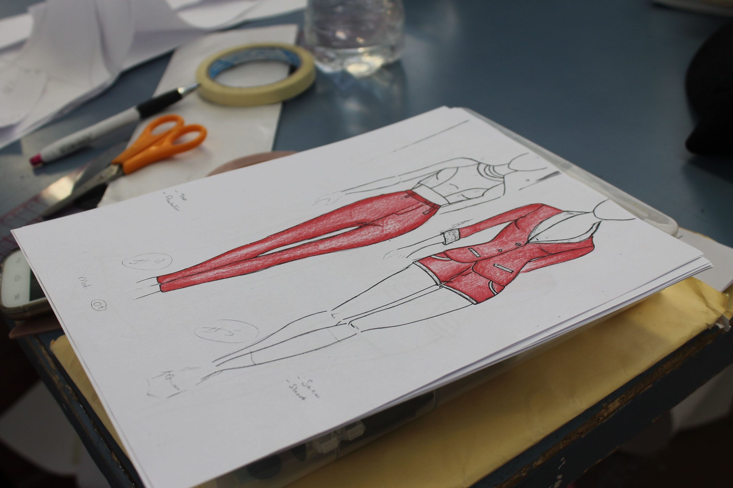 Croquis rapide contre oeuvre détaillée