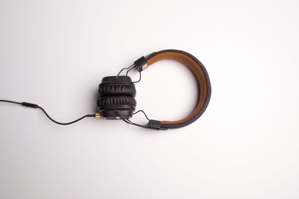 Écoute au casque et sur enceintes