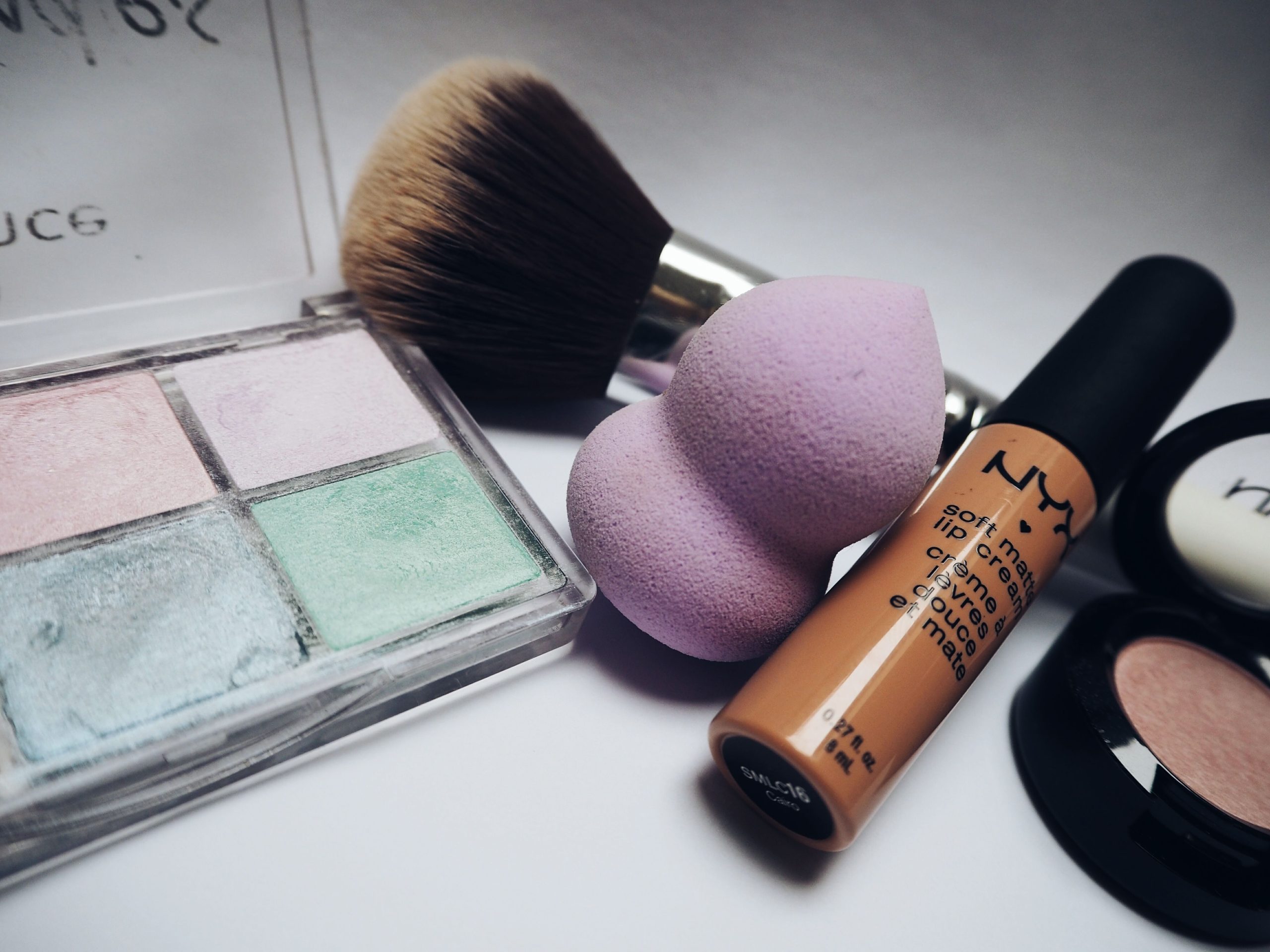 Éponge maquillage face à pinceau fond de teint