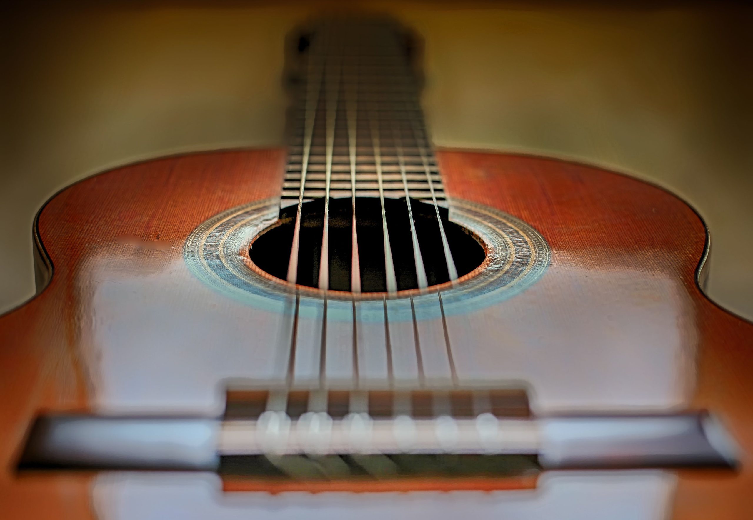 Guitare électro-acoustique face à acoustique