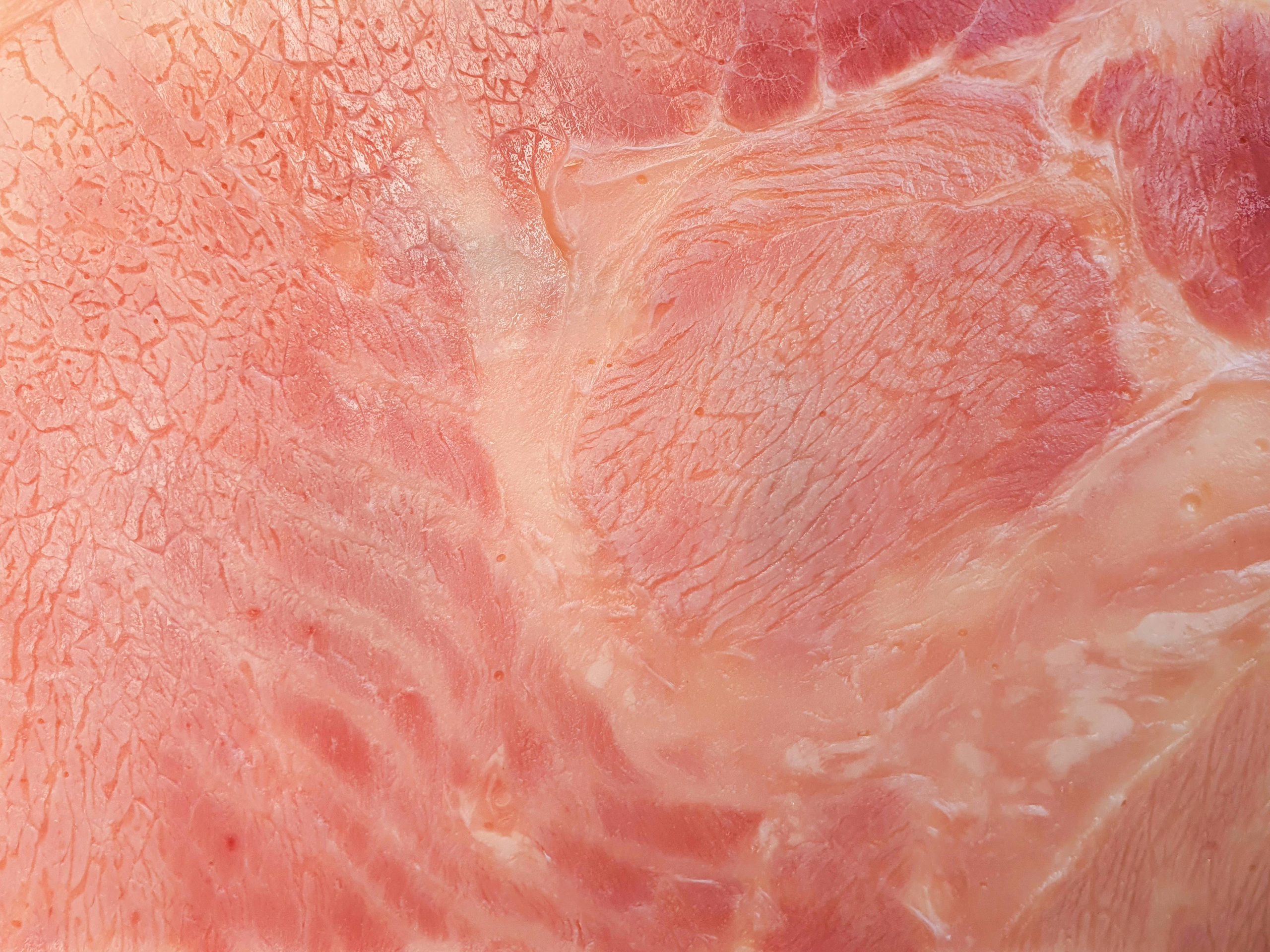 Jambon blanc face à jambon cru
