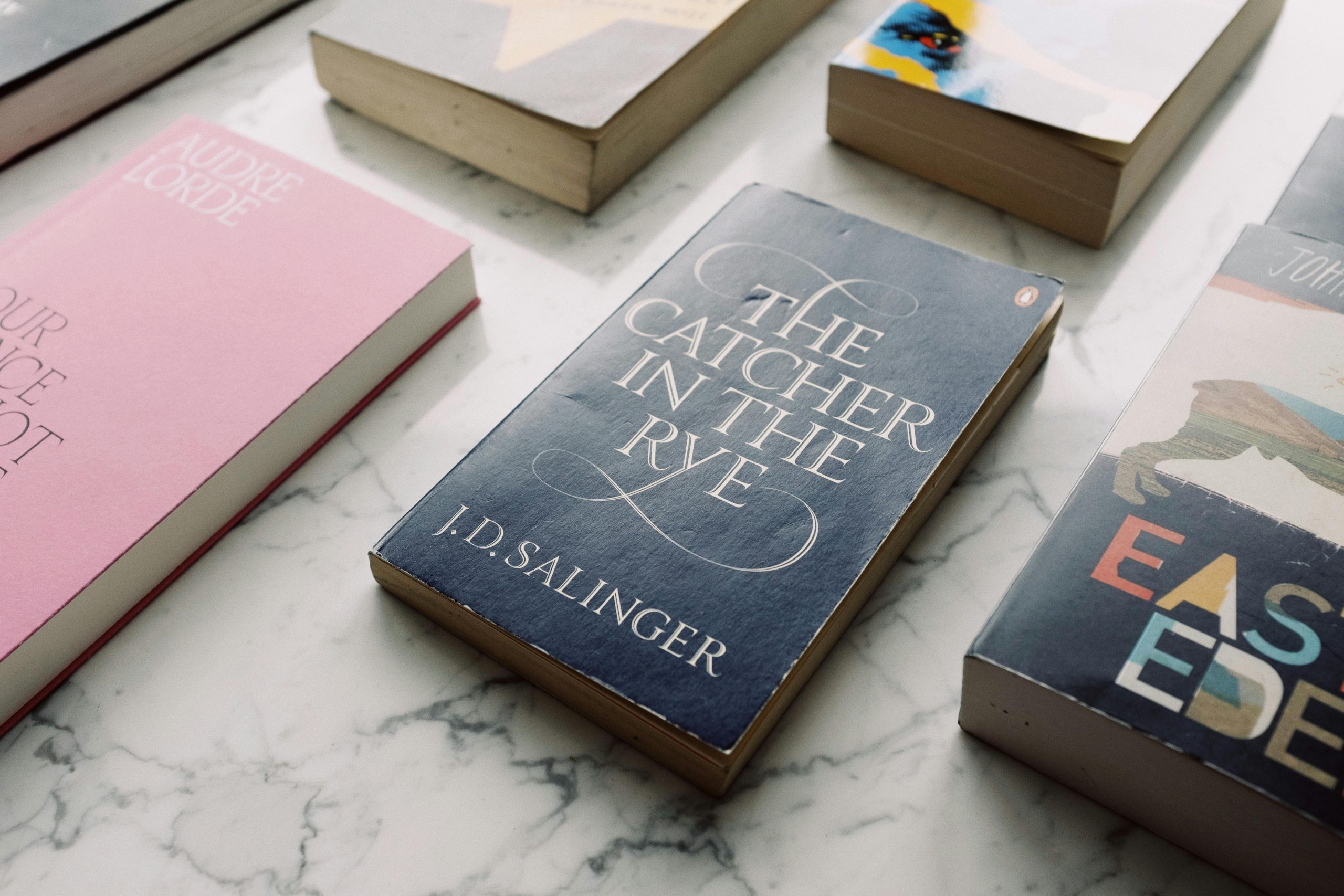 Livre de poche face à édition collector