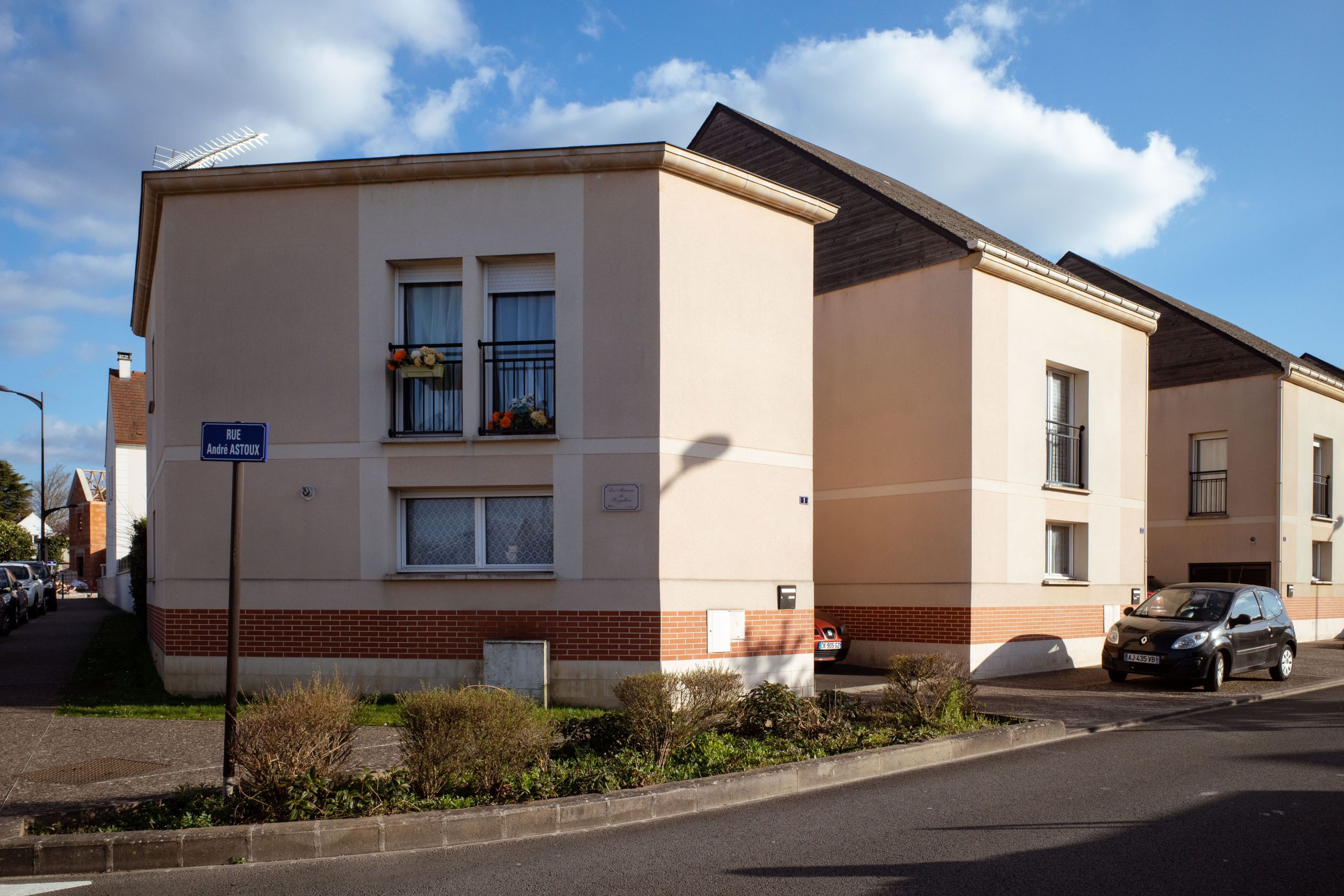 Maison avec jardin face à appartement familial
