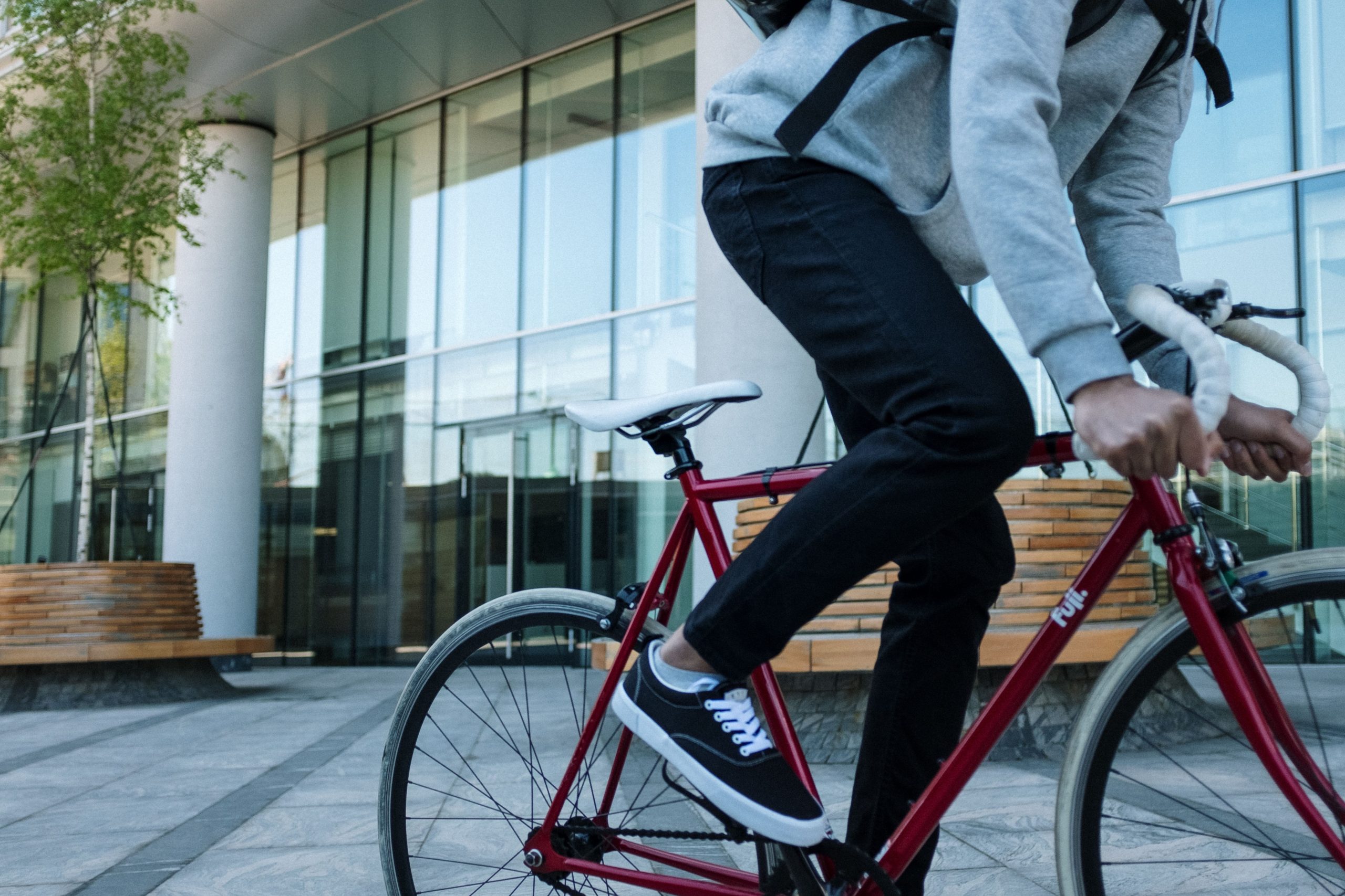 Marche rapide face à vélo