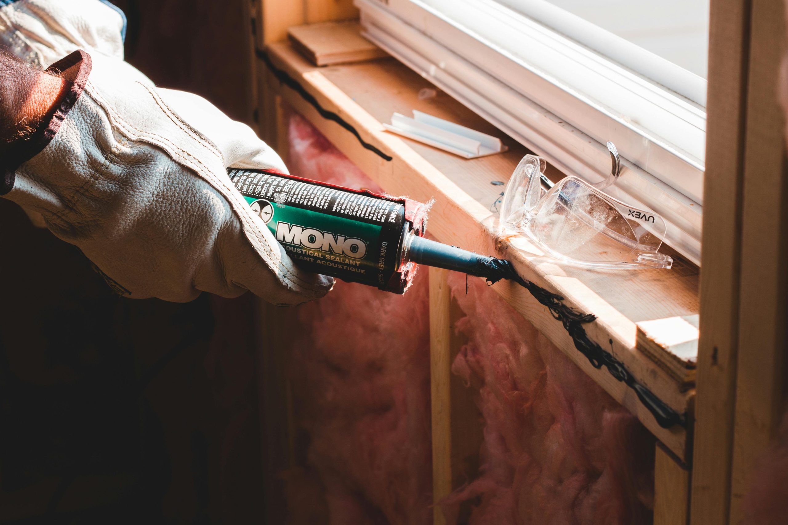 Mastic acrylique contre silicone sanitaire