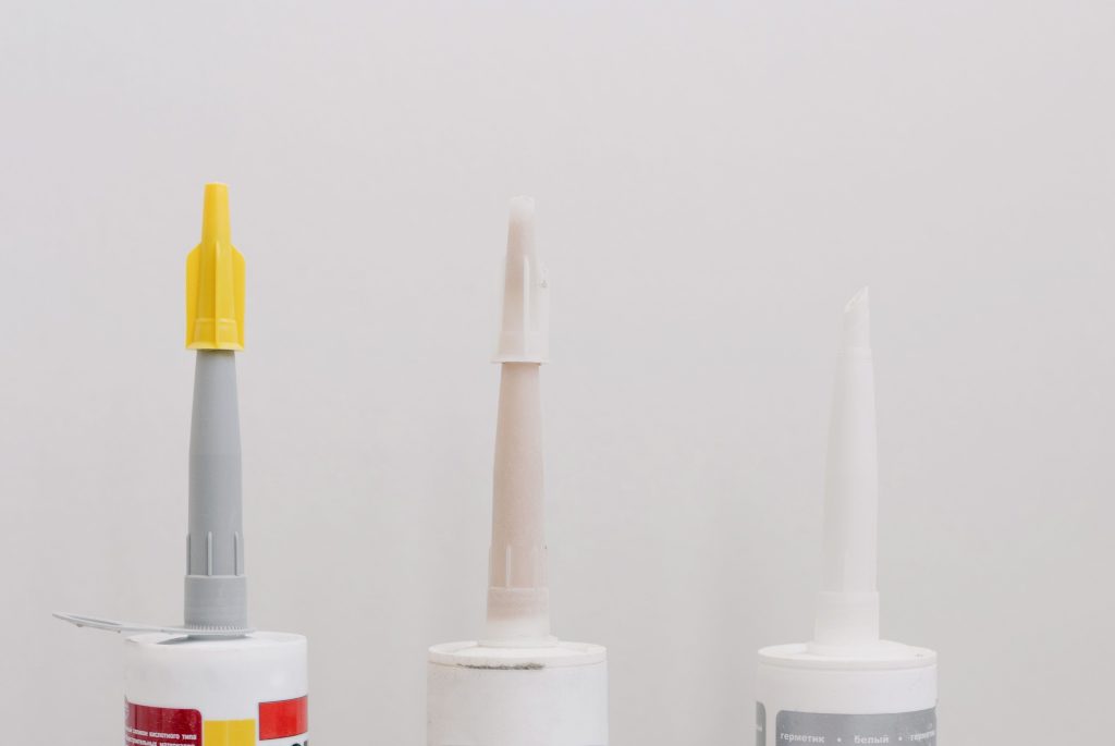 Mastic colle ou silicone