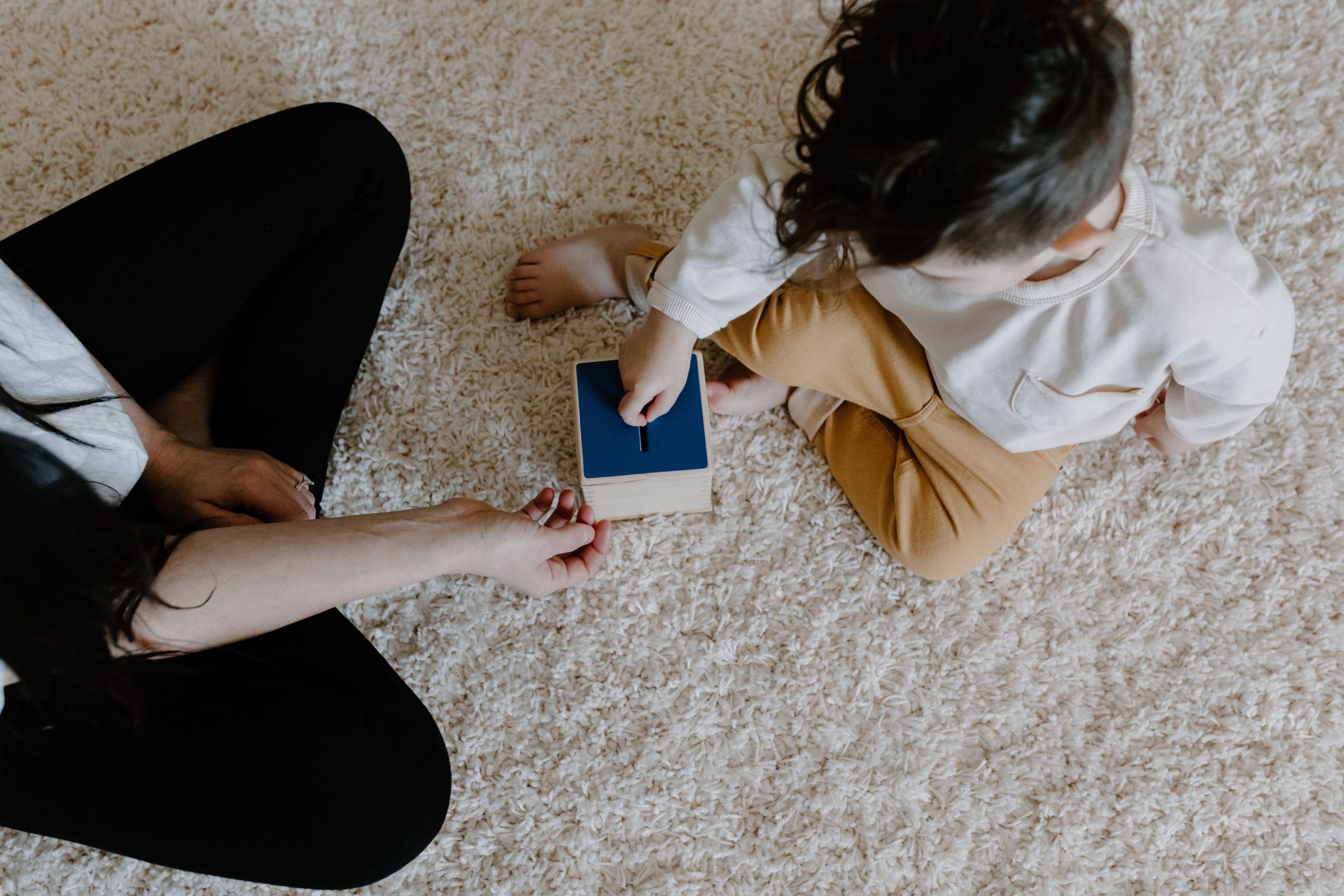 Méthode Montessori vs méthode Pikler