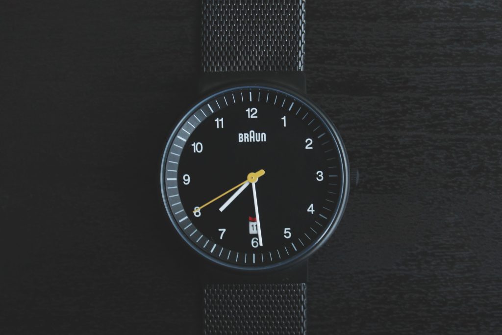 Montre analogique face à montre numérique