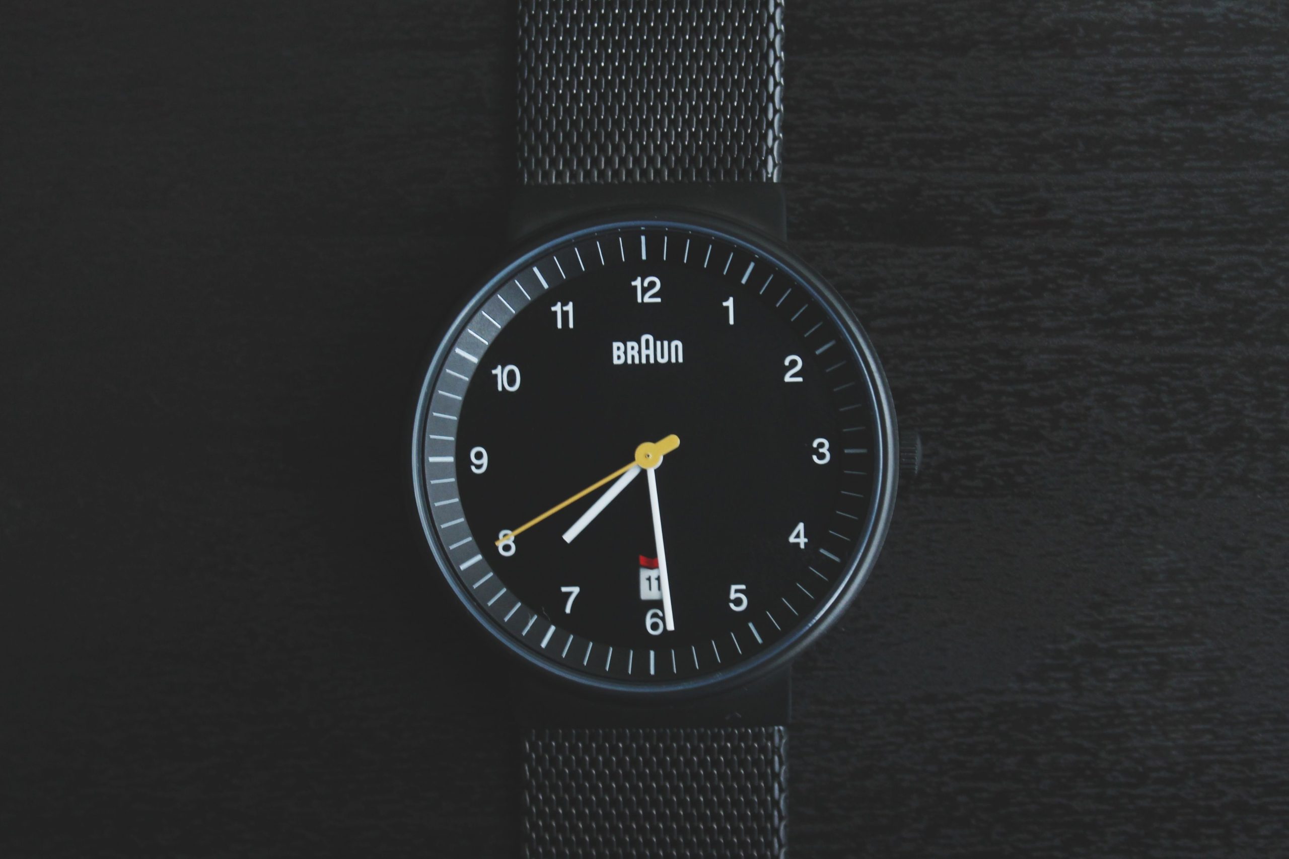 Montre analogique face à montre numérique