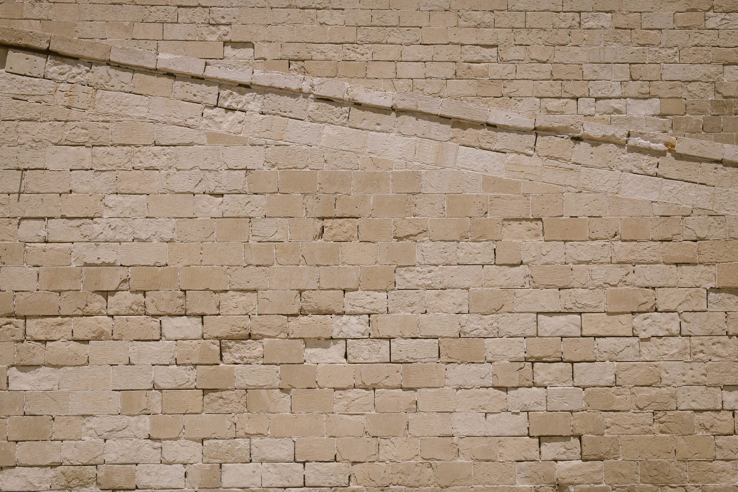 Muret en pierre sèche ou en blocs de béton