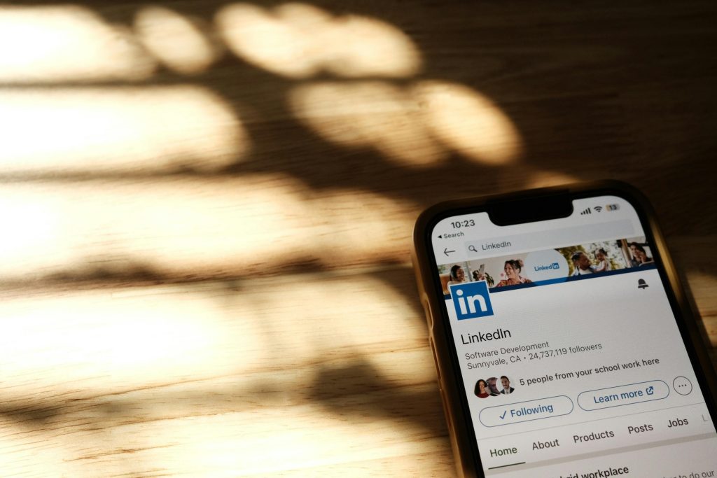 Page Facebook face à page LinkedIn