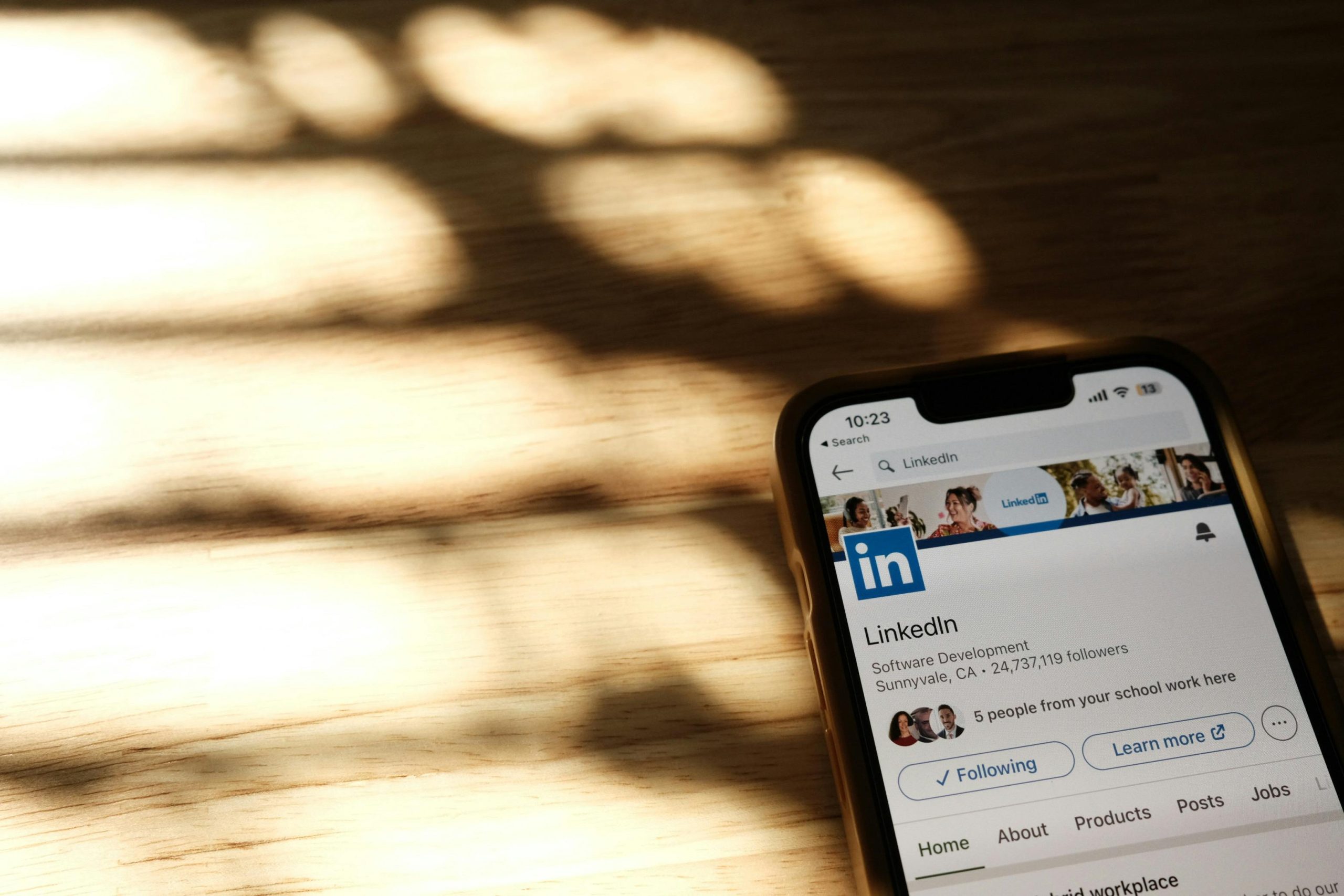 Page Facebook face à page LinkedIn