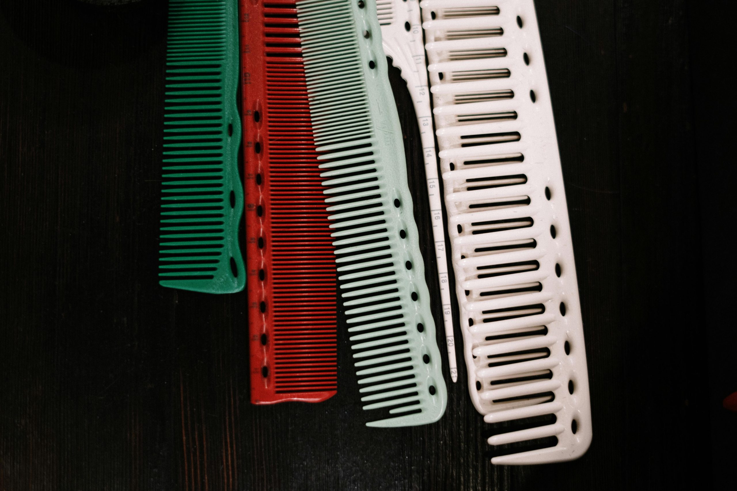 Peigne en bois ou peigne plastique