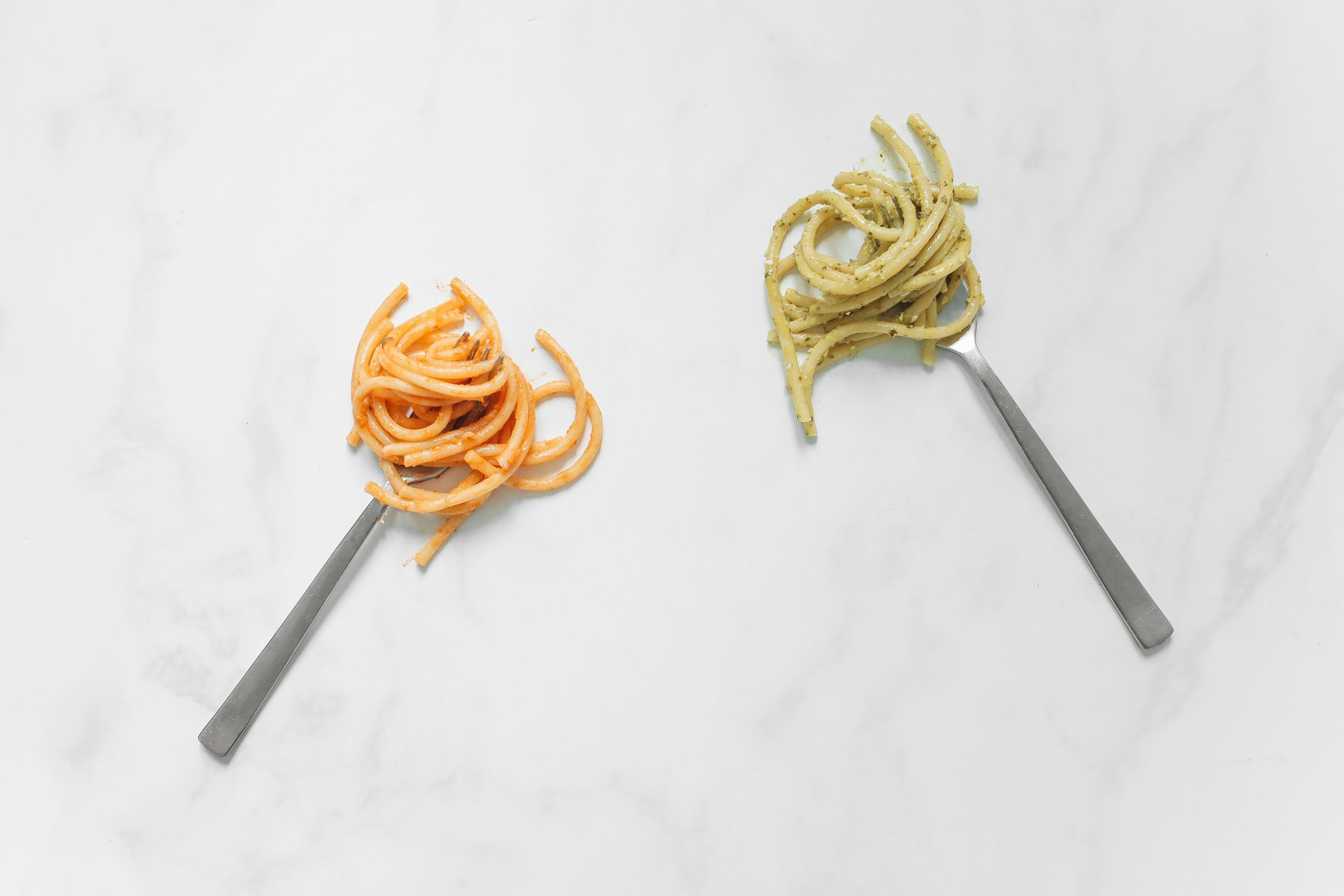 Pesto vert face Ă pesto rouge