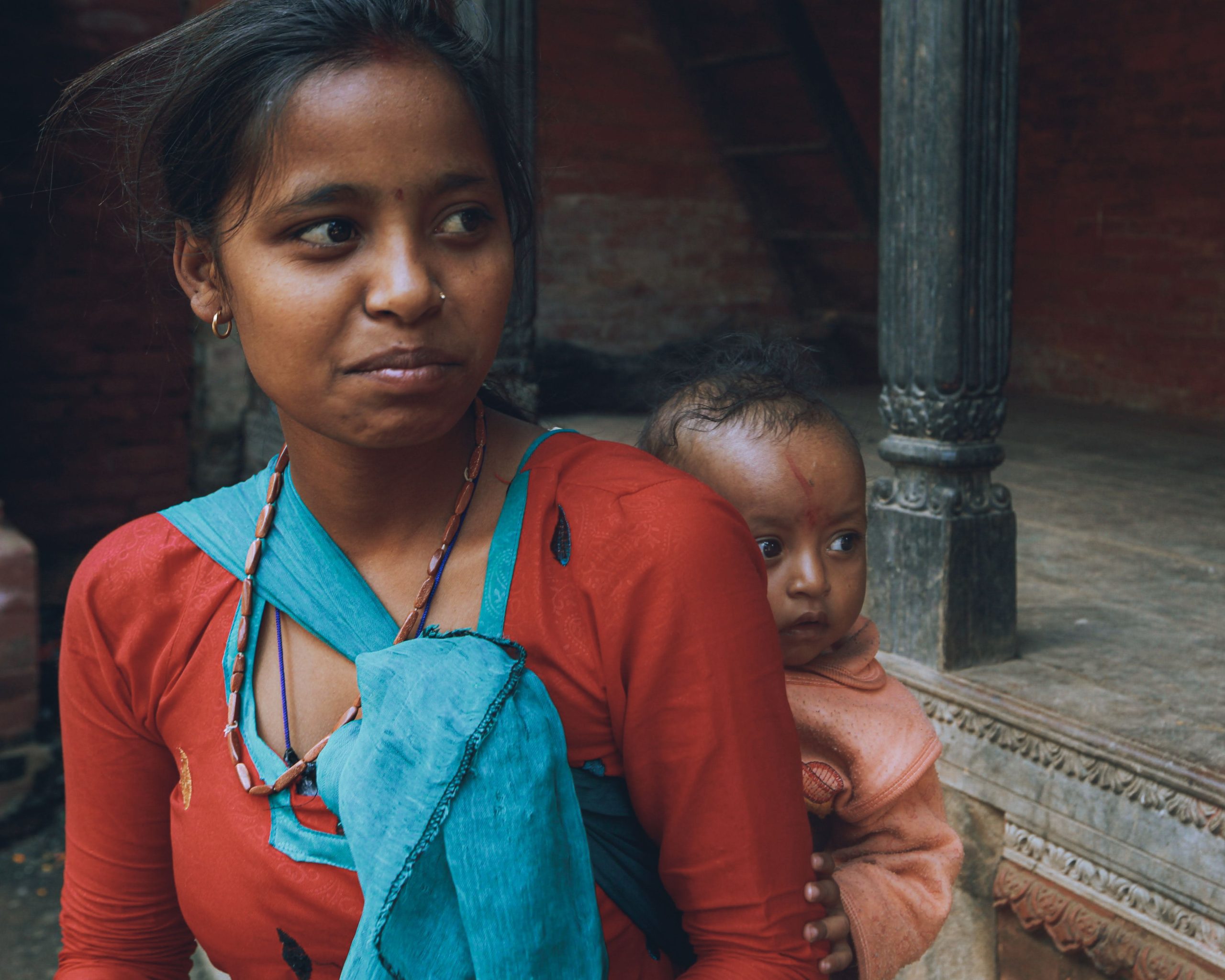 Porte-bébé préformé face à écharpe de portage