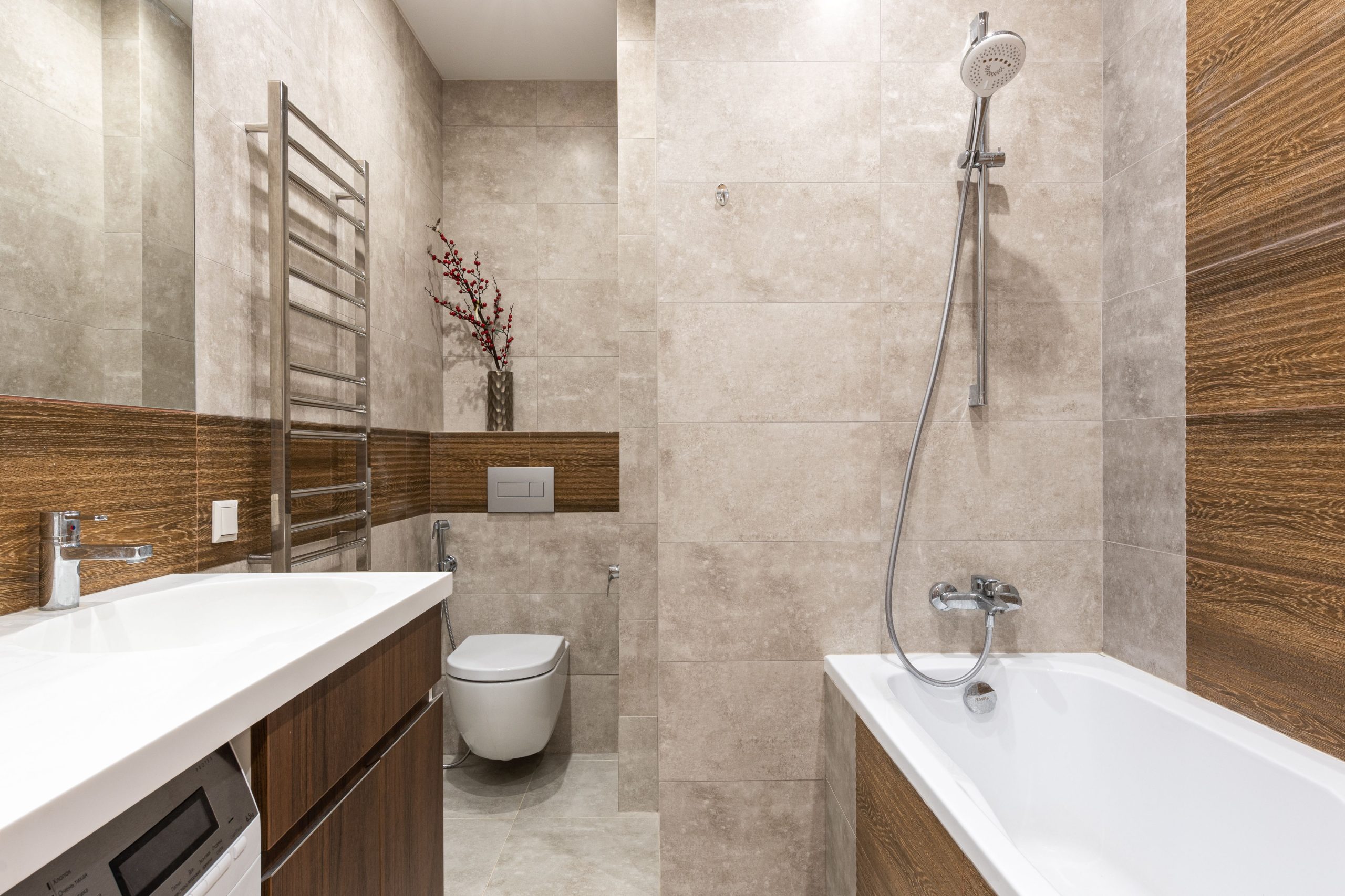Salle de bain avec douche ou baignoire