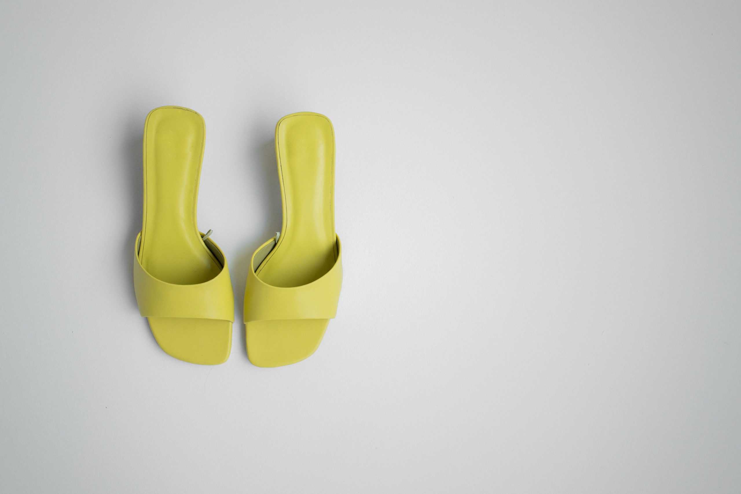 Sandale plate ou mule Ă talon