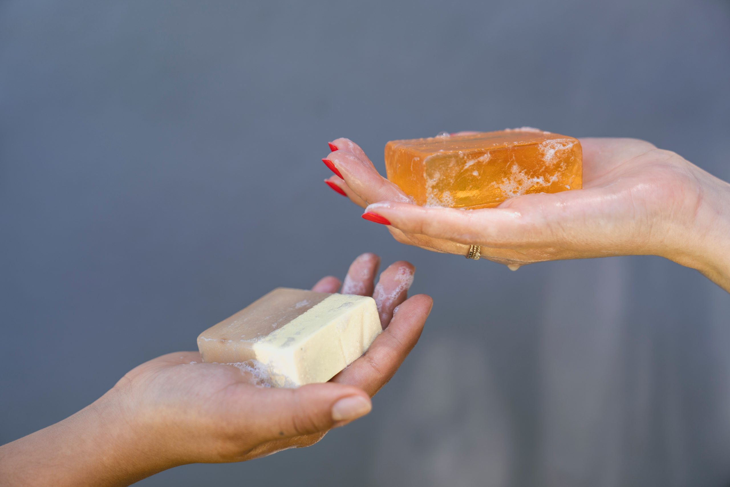 Savon solide face à gel nettoyant