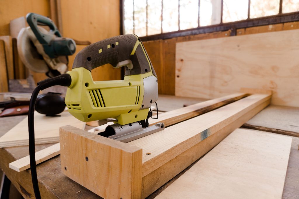 Scie sabre vs scie sauteuse