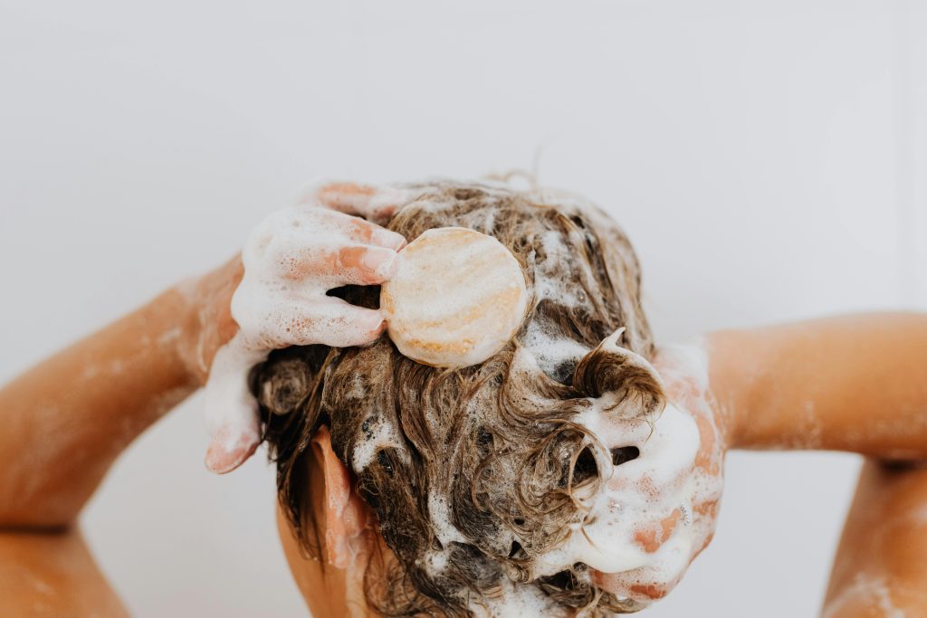 Shampoing sec ou shampoing classique