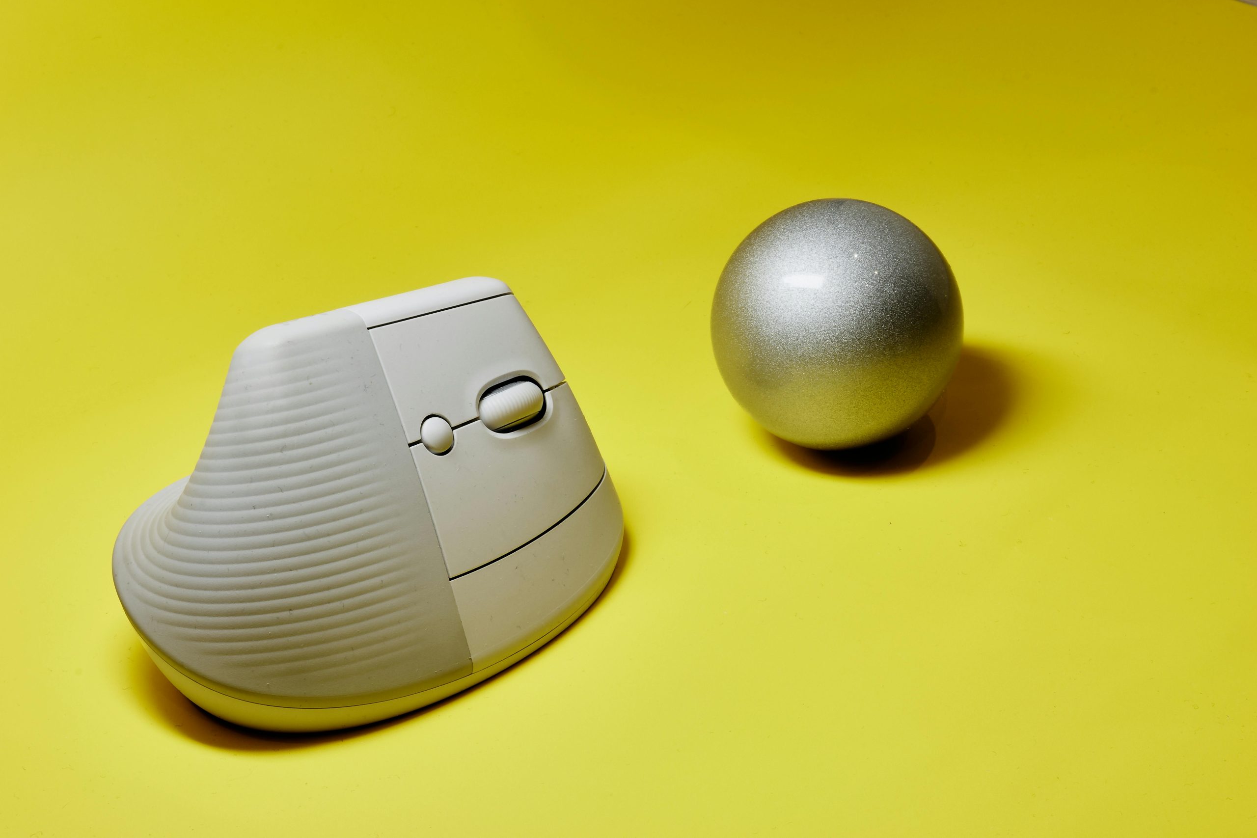Souris ergonomique face à souris ultralégère