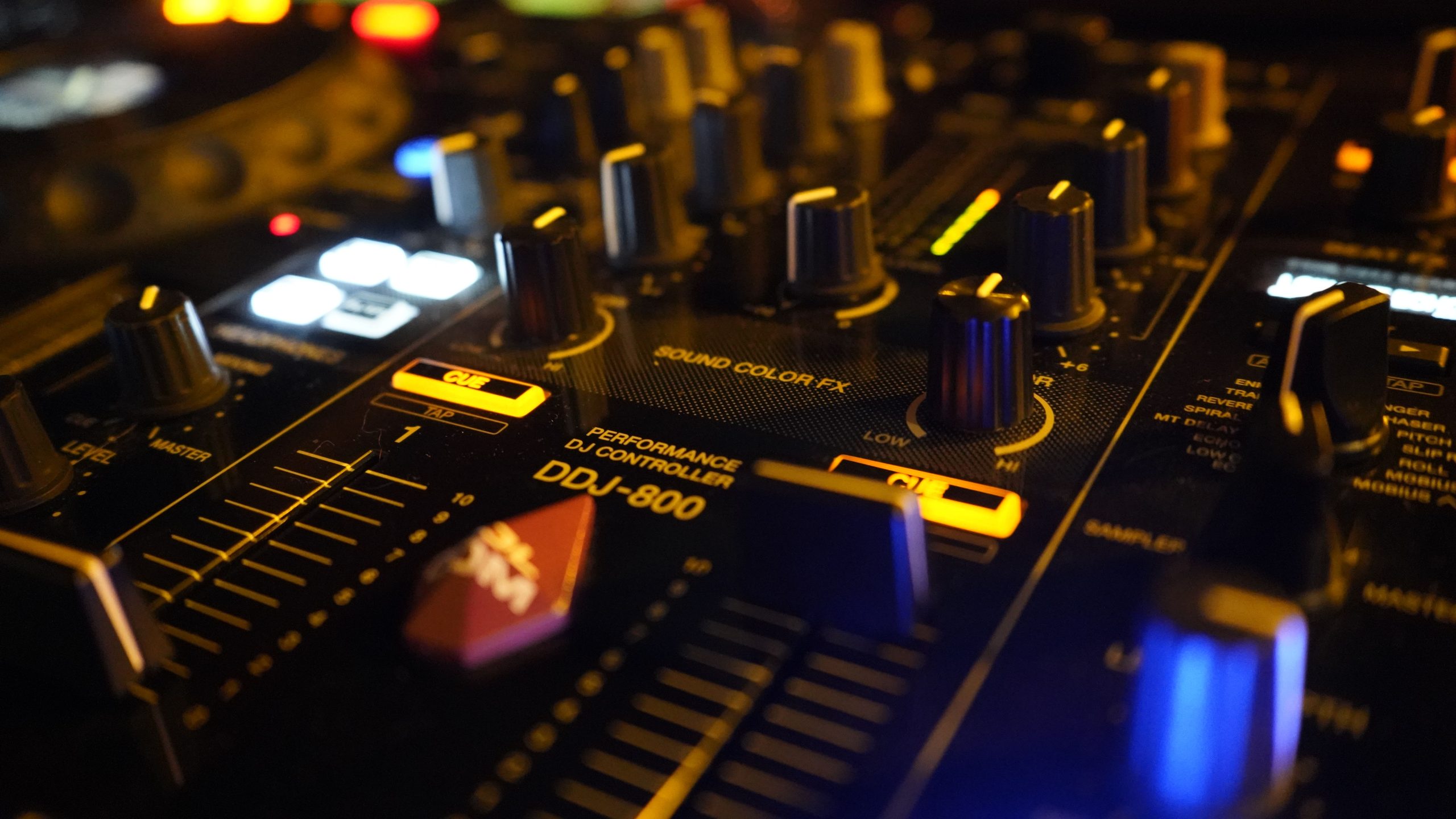 Table de mixage contre contrôleur DJ