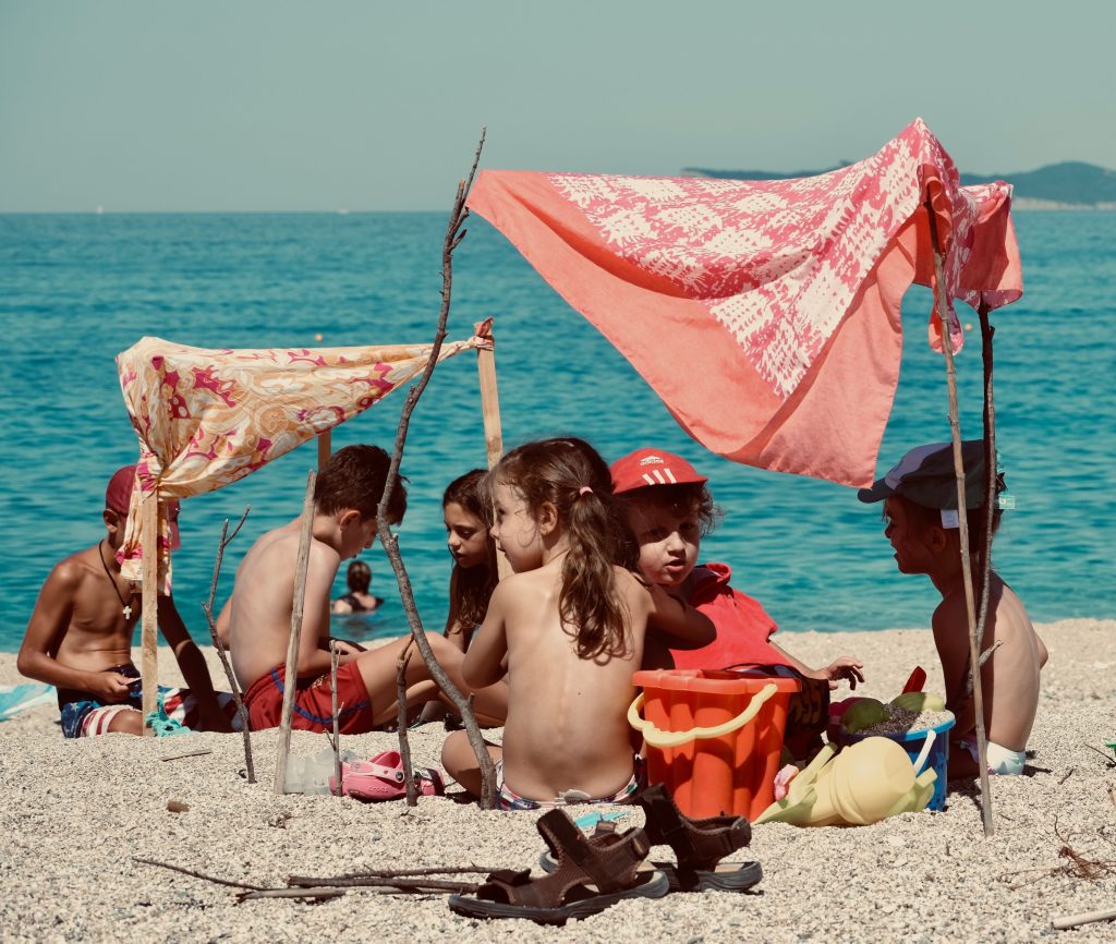 Vacances organisées contre improvisées