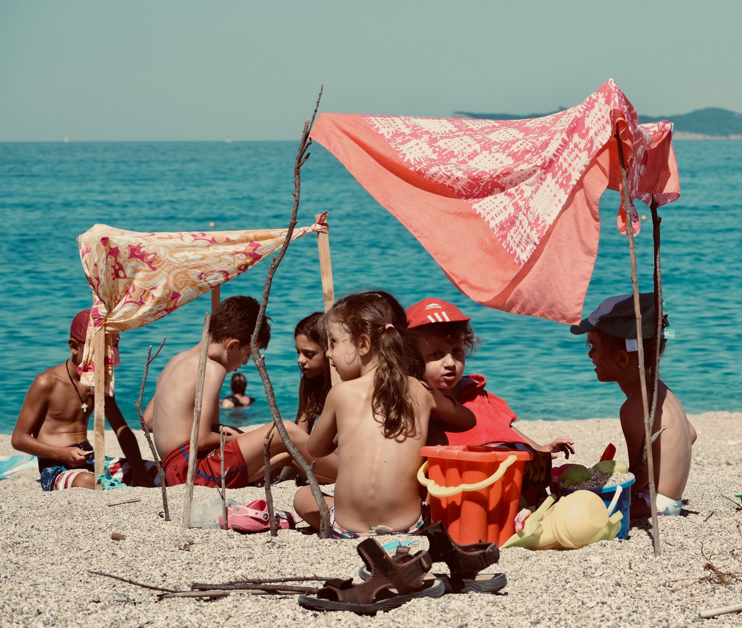 Vacances organisées contre improvisées