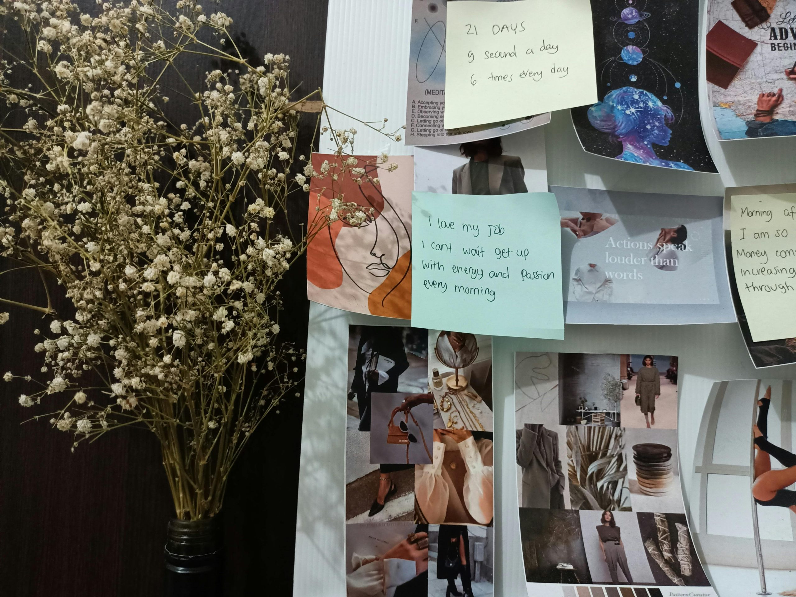 Vision board face à journal de gratitude